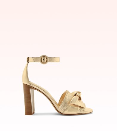 Clara 380832-800-800?v=